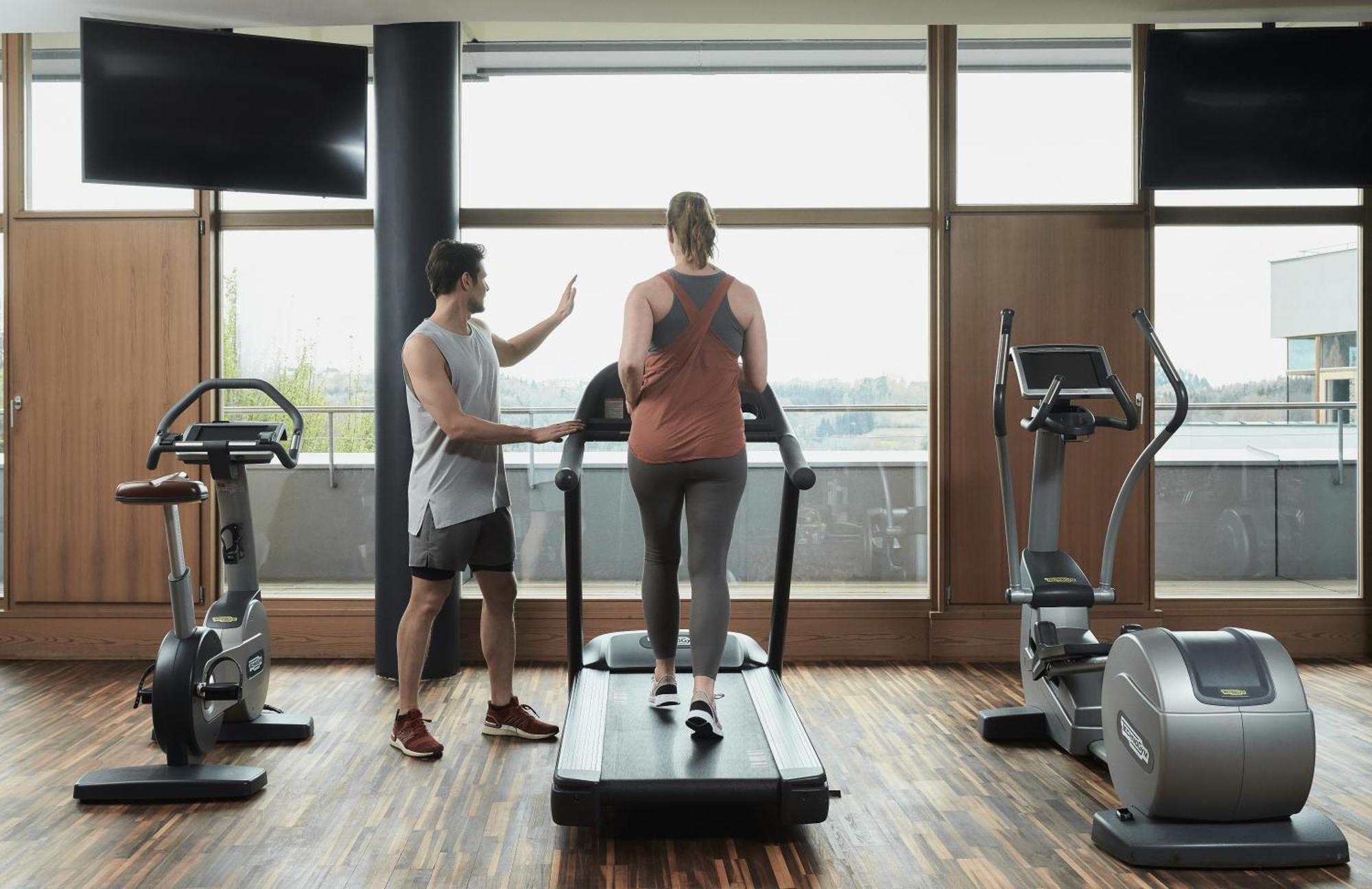 Falkensteiner Balance Resort Stegersbach - Adults Only エクステリア 写真 A personal trainer coaching a client on a treadmill