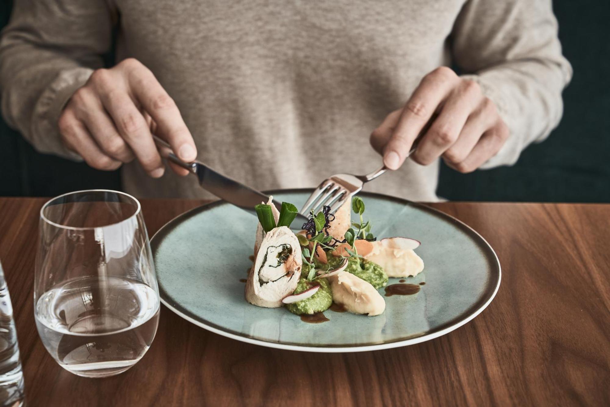 Falkensteiner Balance Resort Stegersbach - Adults Only エクステリア 写真 A person using a knife and fork to cut into a meal