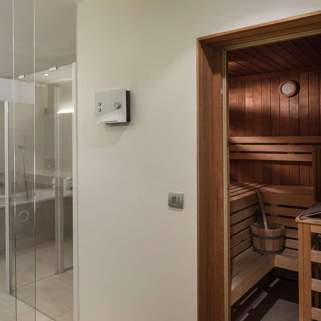 Falkensteiner Balance Resort Stegersbach - Adults Only 部屋 写真 A shower and sauna in a hotel