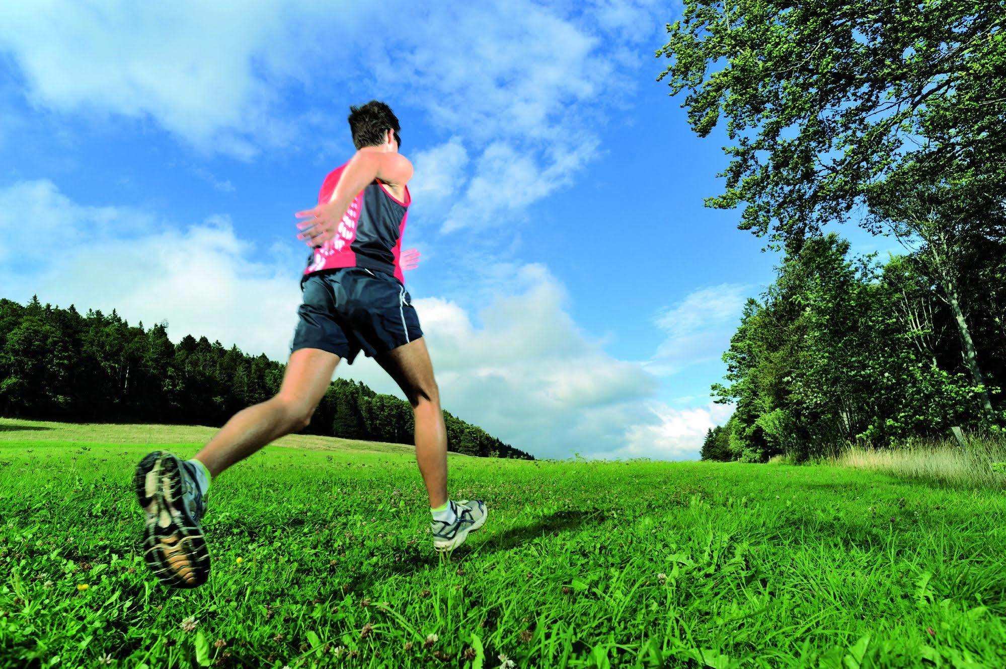 Falkensteiner Balance Resort Stegersbach - Adults Only エクステリア 写真 A cross-country runner